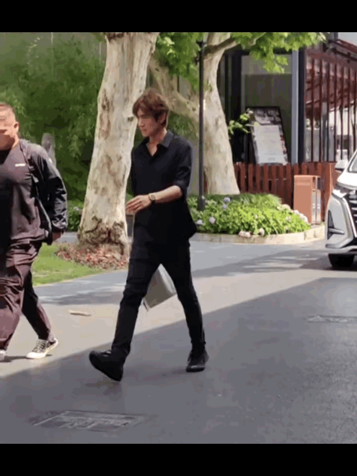 林更新，太令人意外了！6月8日，当不少莘莘学子都在参加高考时，林更新也现身了考场