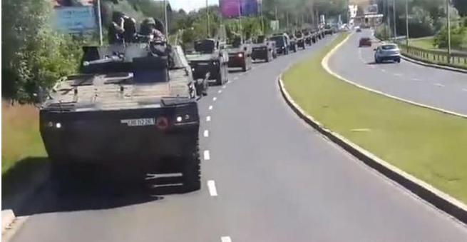 在卢卡申科访问俄罗斯时，对普京表示呆在白俄罗斯的瓦格纳士兵要求波兰”西边“走一走