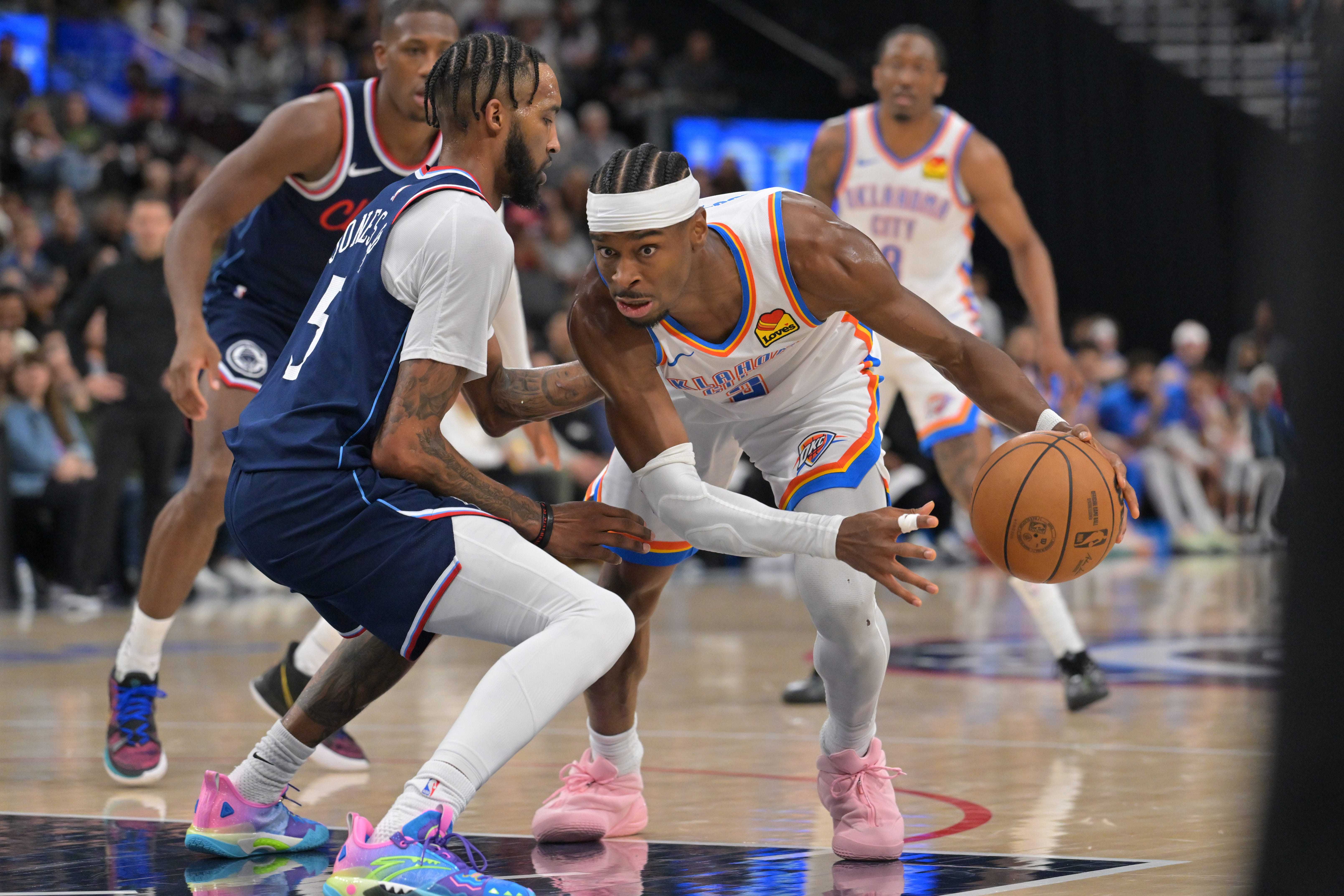 亚历山大连续15个客场以至少50%命中率得分20+，超越1979-80赛季的贾巴