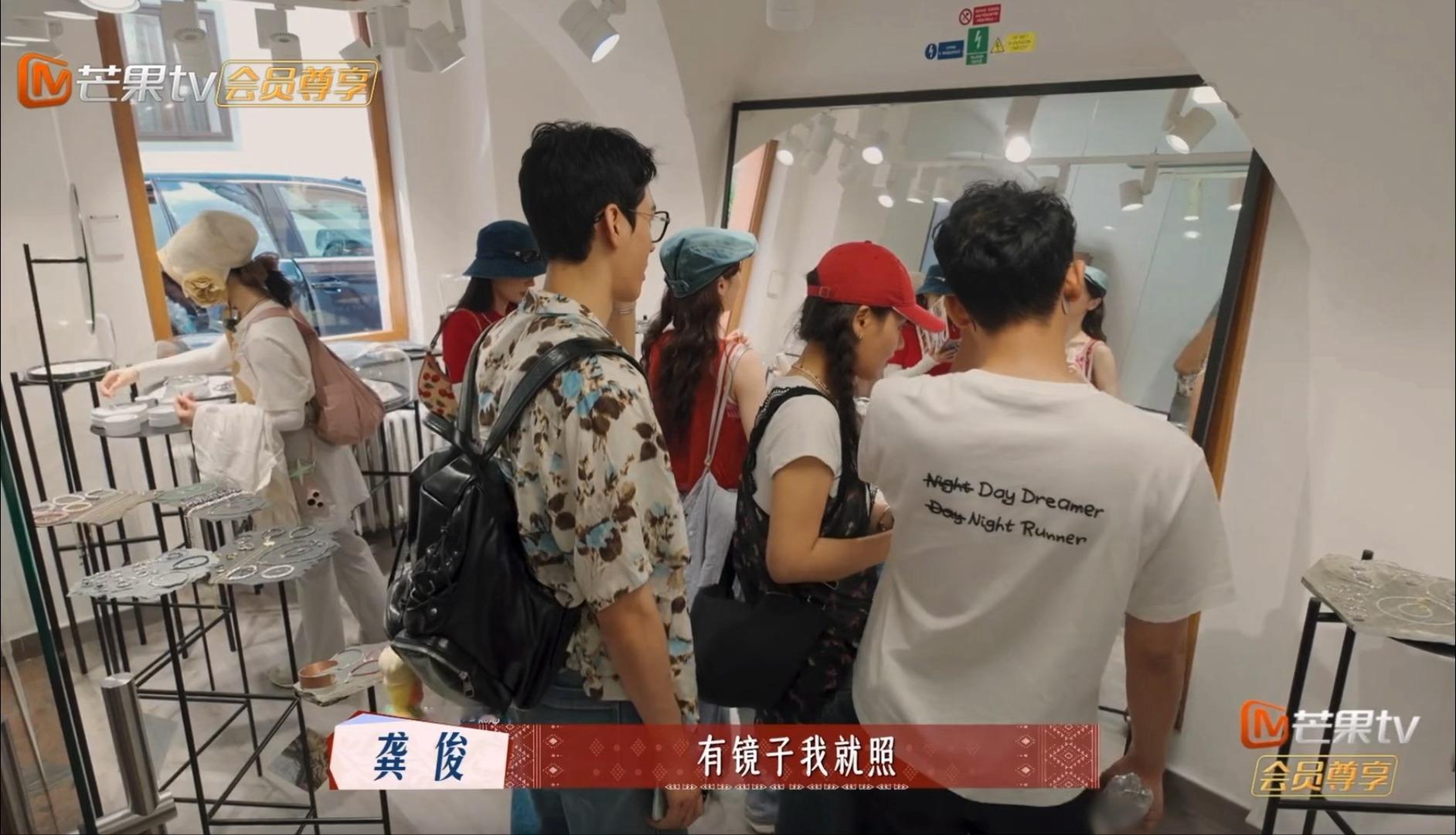 龚俊：“有镜子我就照，不照白不照。”我长这样我也天天照[流鼻血][流鼻血]龚俊 