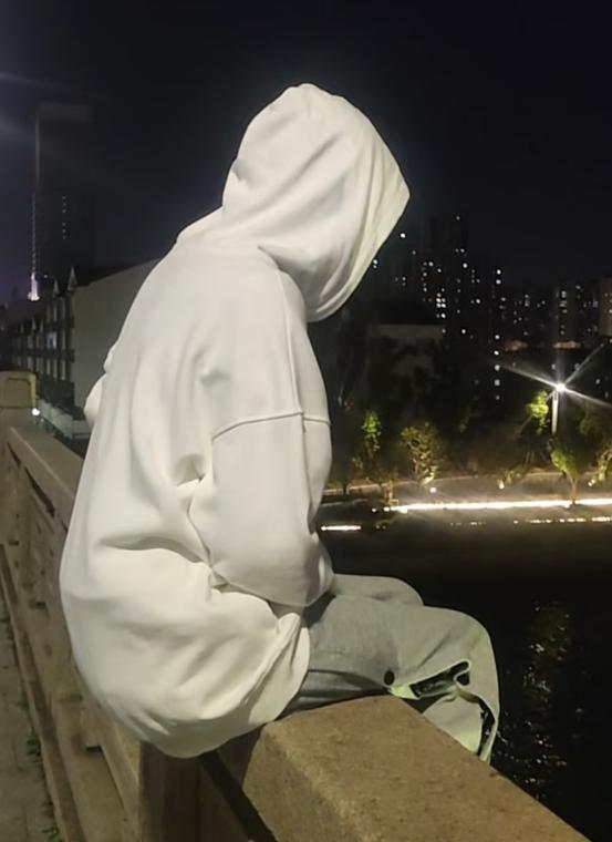 一女子想跳河自尽，被一大哥拦下：反正你也想不开。大哥说：你死了太可惜了，不如成全
