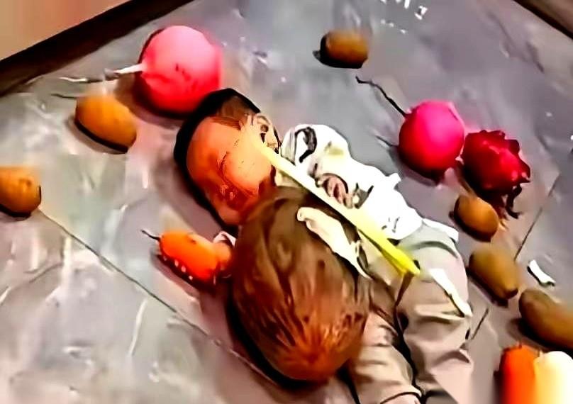 推开门，屋里黑透了，死一样寂静。
你连钥匙都拿不稳，哆嗦着打开灯，客厅乱得像被洗