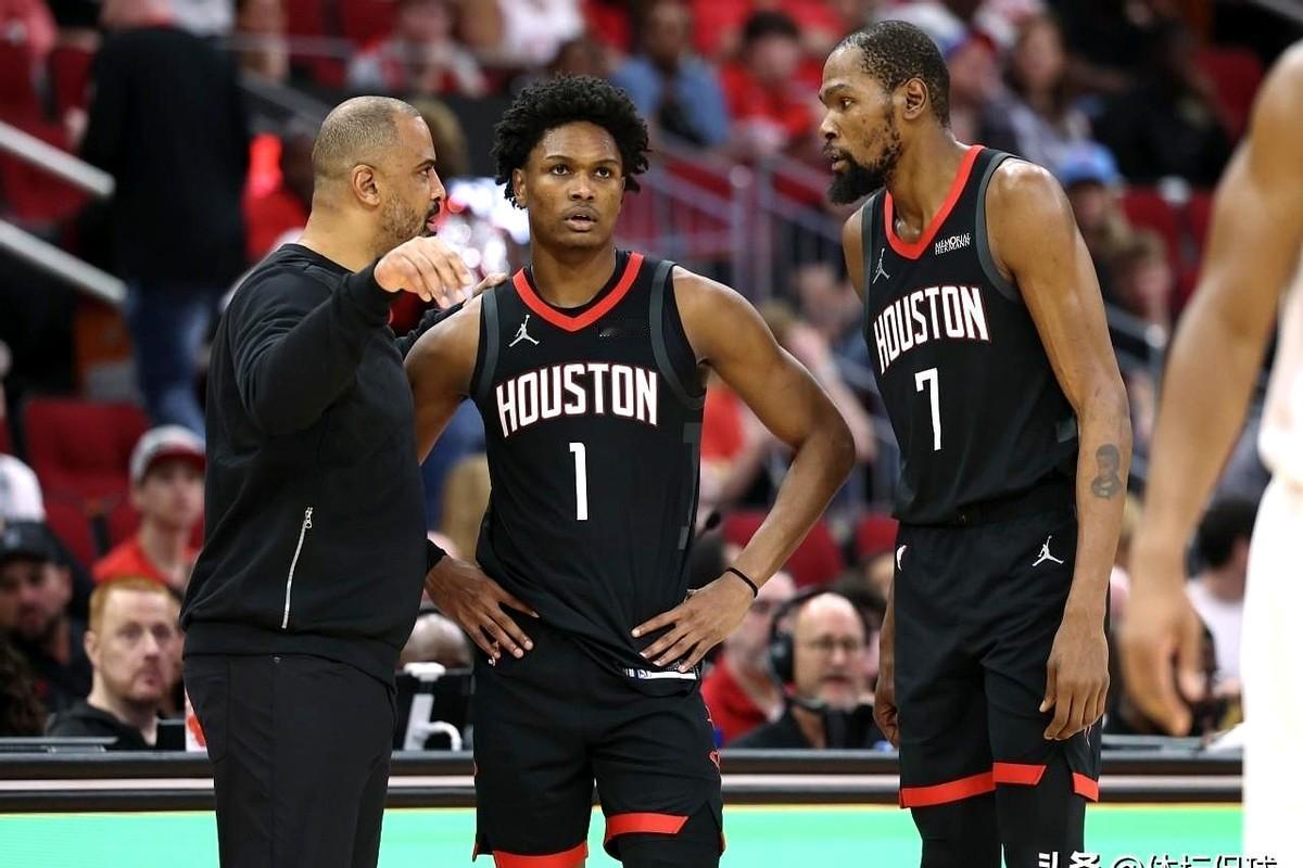 乌度卡脸都气绿了，差点把后卫打包送走。

火箭打太阳第三节，杜兰特一个8秒没过半