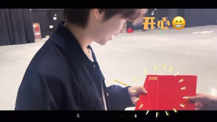 小贺看到中传校庆邀请卡的表情[哈哈] #贺峻霖一路繁花# ​​​