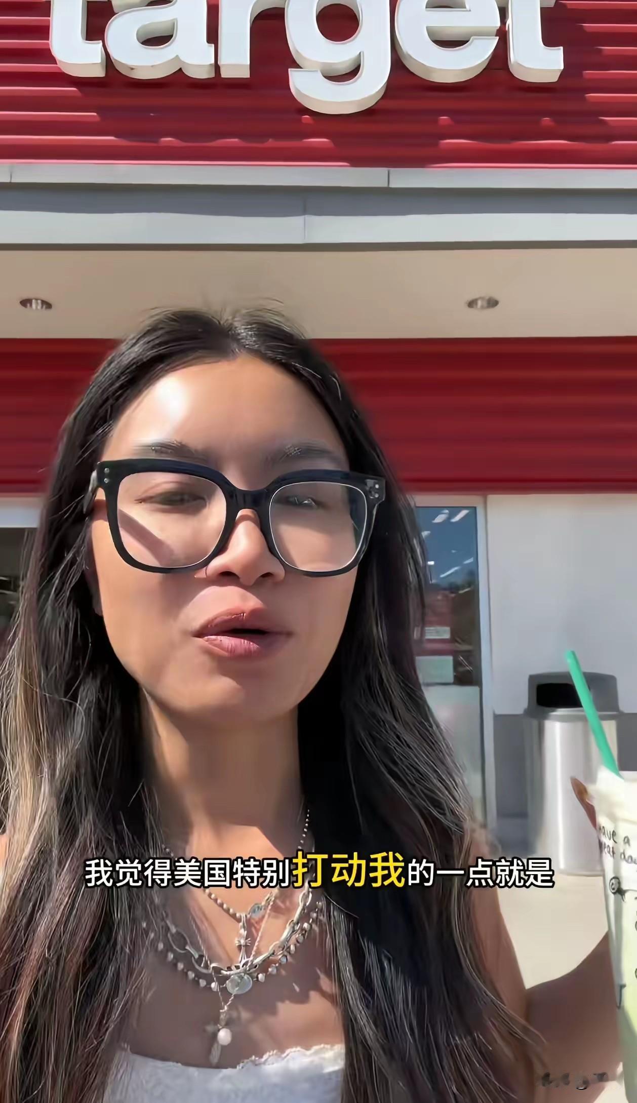 博主在美国星巴克点饮品，
拿到杯子上画了一只小兔子，
特别感动，
感慨国外不管什