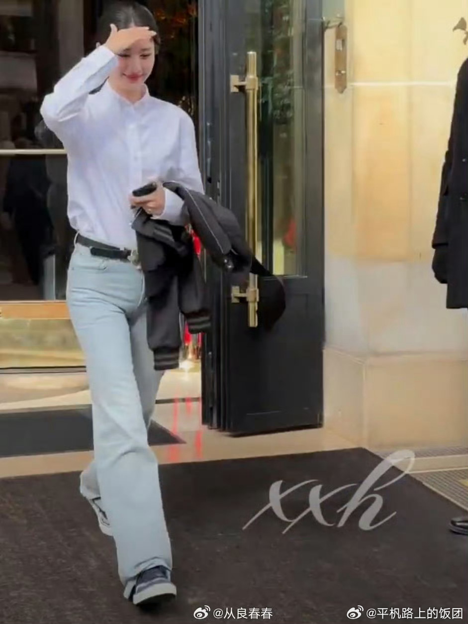 王楚然时装周路透，想知道她身上穿的这条牛仔裤是奢牌提供的还是她自己的私服啊，为啥