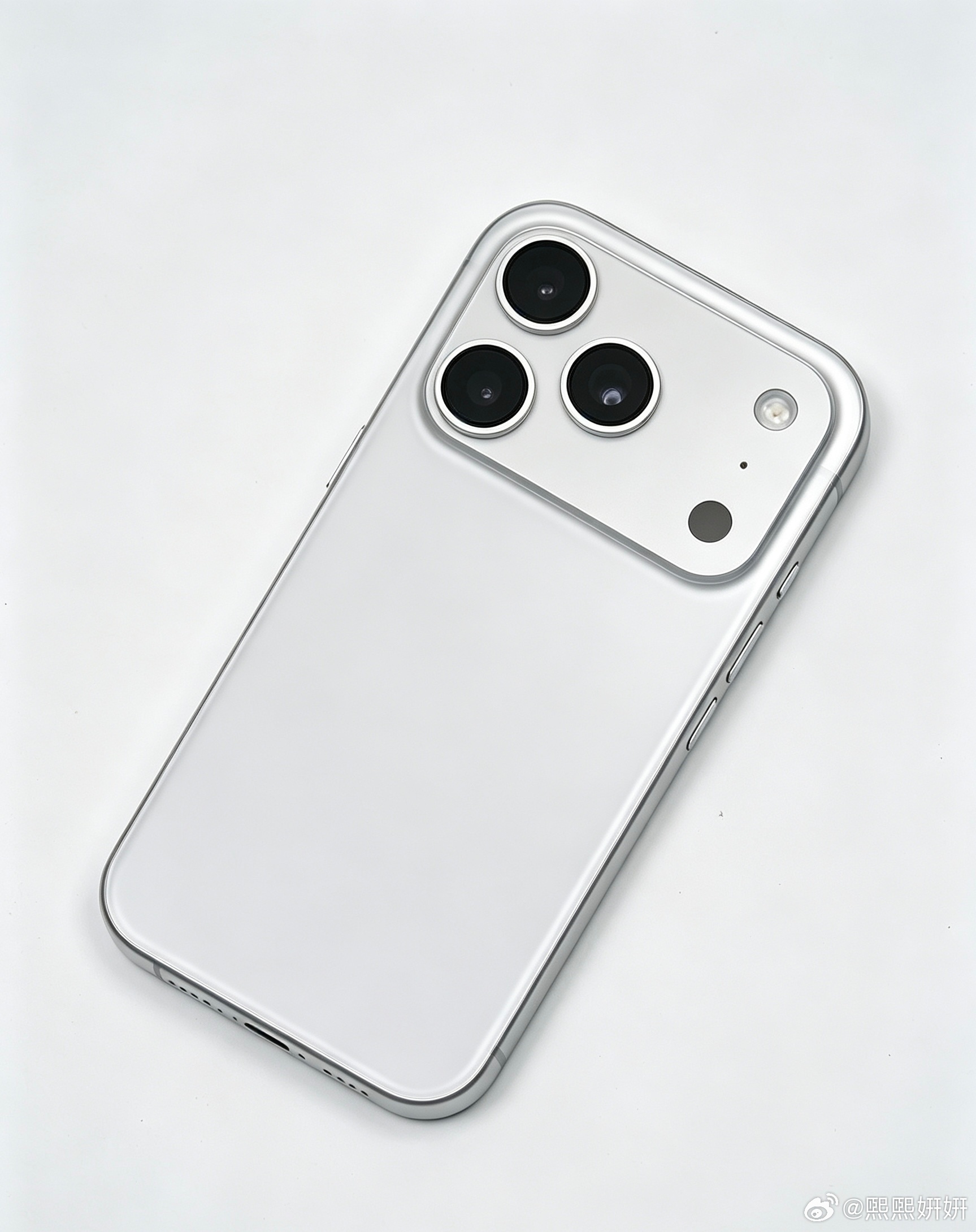 采用iPhone 17 Pro一体式铣削铝合金机身，背部覆盖一整块完整玻璃，这套