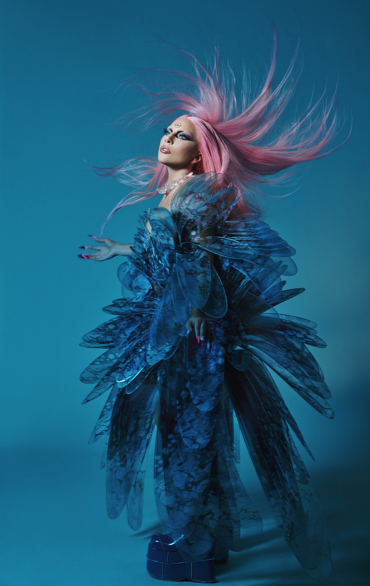 Lady Gaga 为 Chromatica 的完整无编辑新图。 