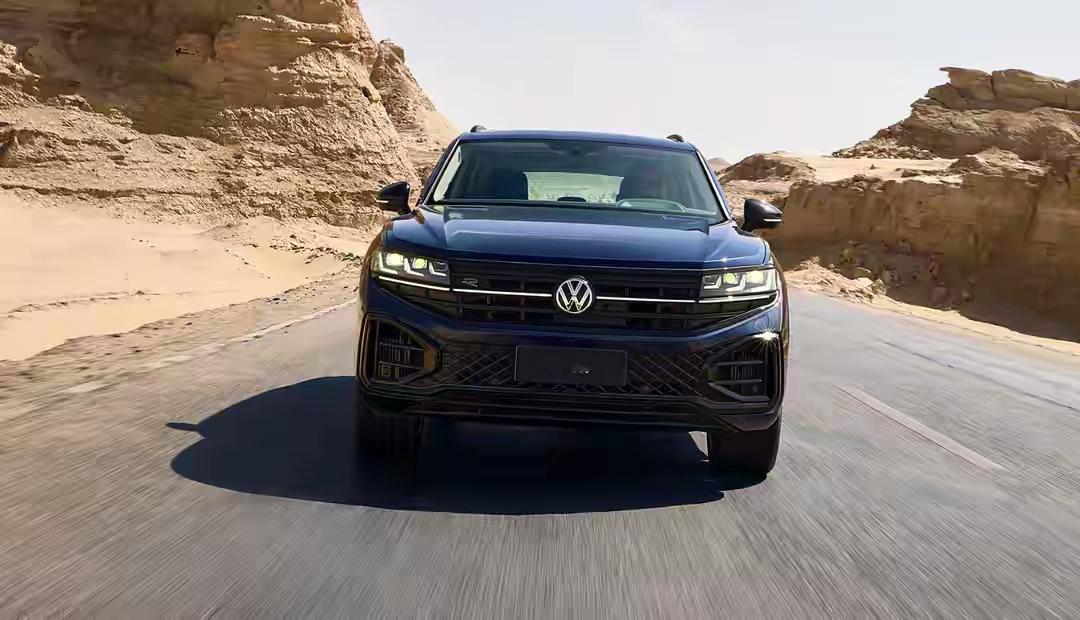 新款大众途锐这配置简直逆天了！就说动力方面，搭载了强劲的发动机，动力输出那叫一个