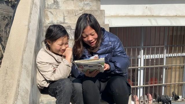 年前，我把房子租给了一个年轻的单亲妈妈，带着一个小女孩，除夕那天我去送一盘饺子，
