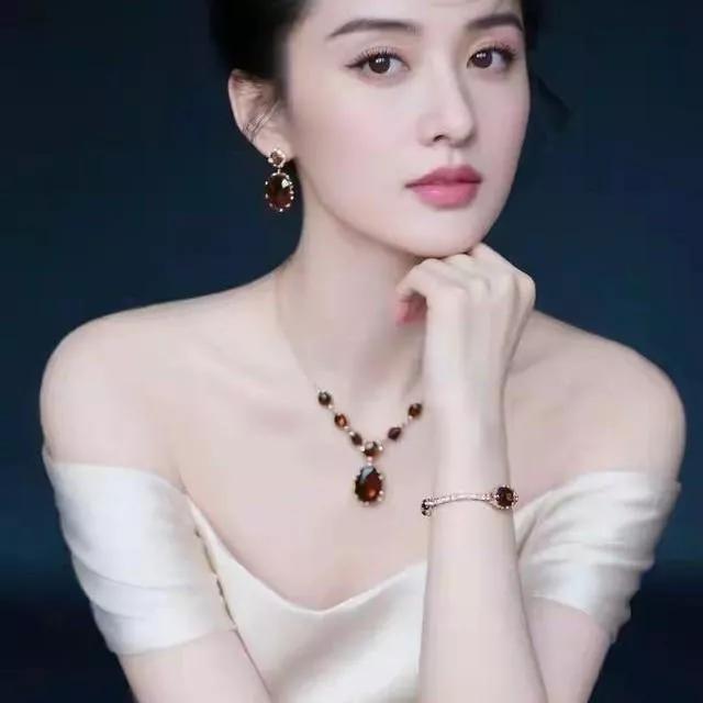 优雅女神的迷人时刻，精致的妆容和闪耀的珠宝，尽显高贵气质。温柔高贵的女性 高贵的