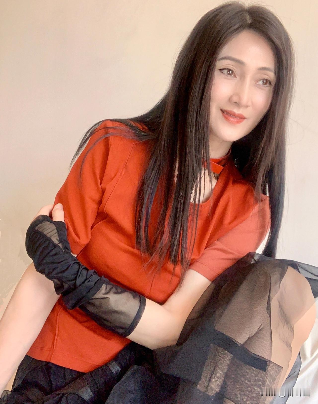 “最美杨贵妃”60岁林芳兵现状曝光，气质温婉而从容，‌ 长发披肩娴静优雅。

1