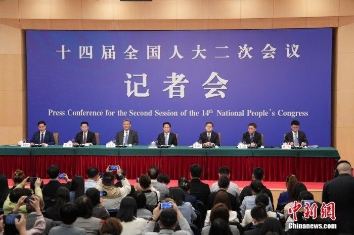 以旧换新=万亿市场？3月6日的全国两会记者会中，发改委表示将大力推动汽车等消费者