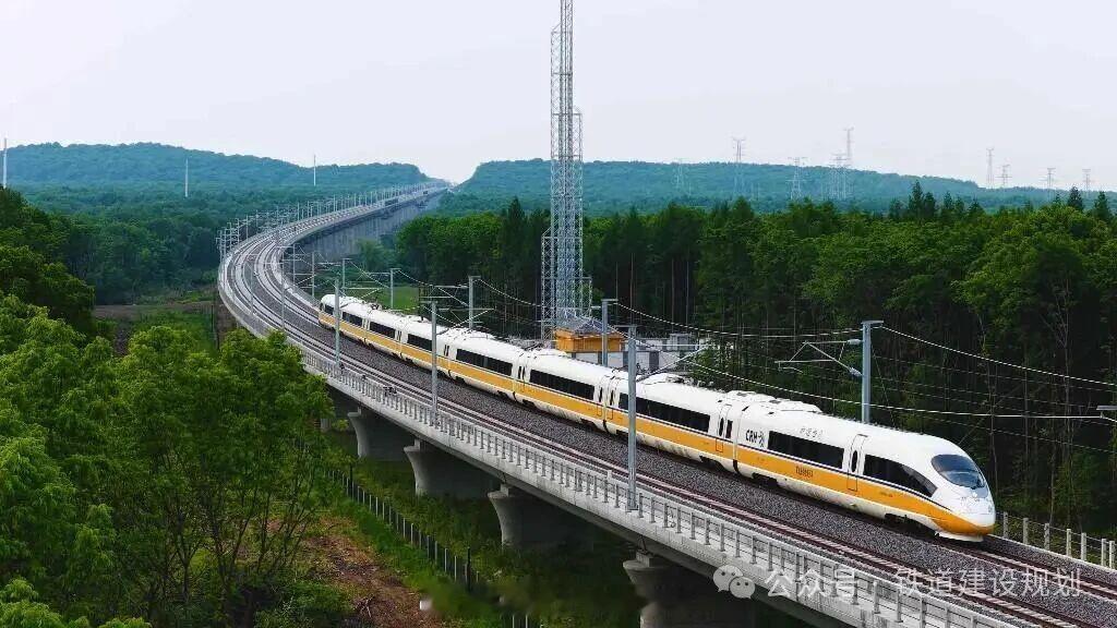 高铁头条【哈伊高铁联调联试取得阶段性成果】黑龙江日报讯：6月13日，哈伊高铁联调