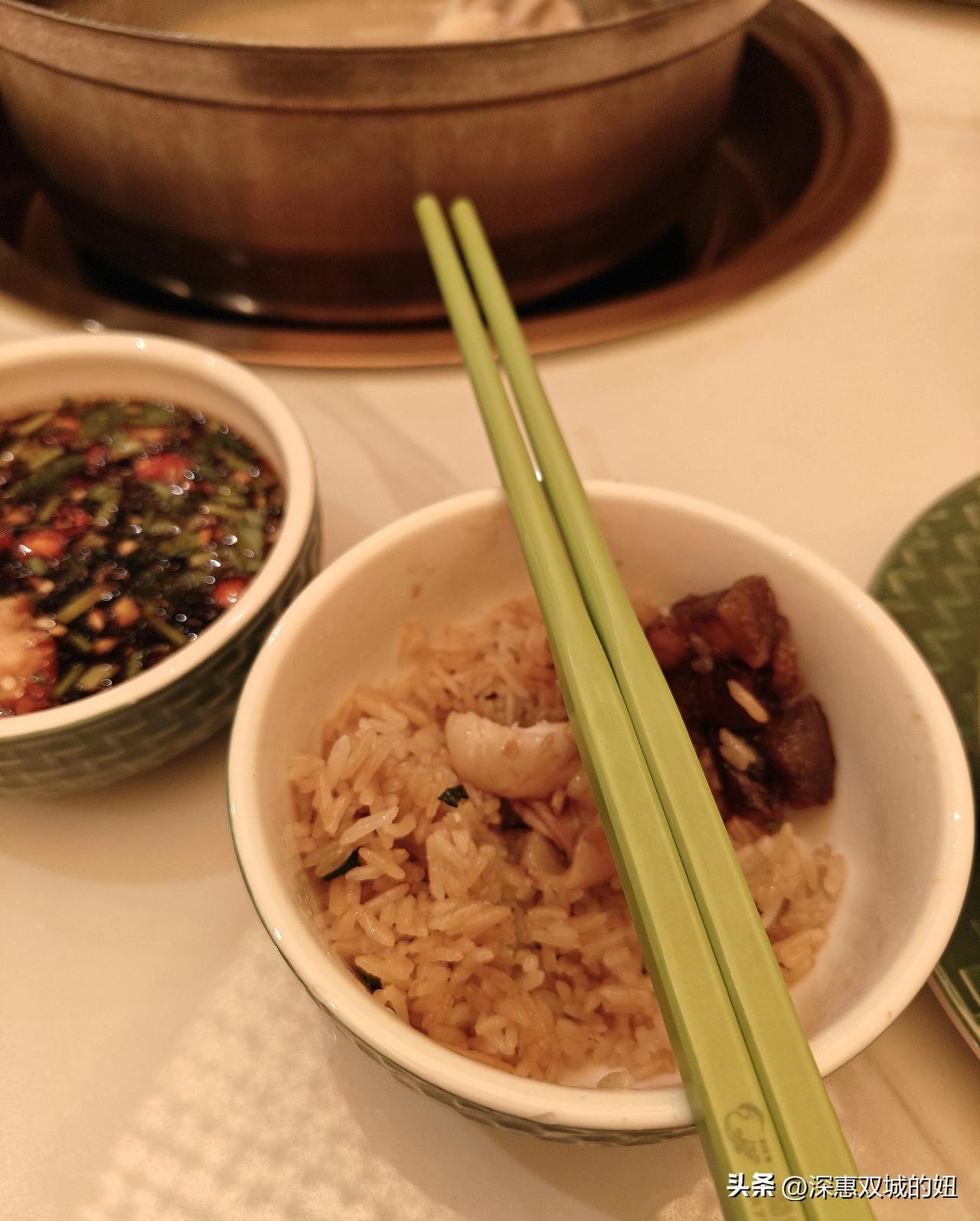 有个女性朋友真的挺好的。
这不，好朋友今天又请我吃中饭了，谈起为什么要请我吃饭，