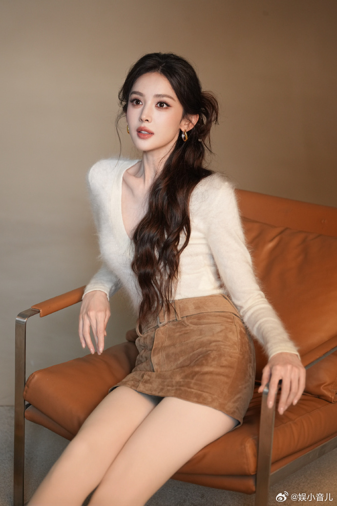 上着班看到娜扎在楼下拍照 娜扎的颜值真的不需要滤镜，楼下随手一拍都像杂志封面。白