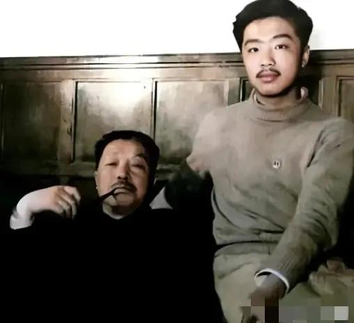 2001年，在贺龙的儿子贺鹏飞的葬礼上，他的母亲薛明不停的哭泣着，嘴里一直重复着