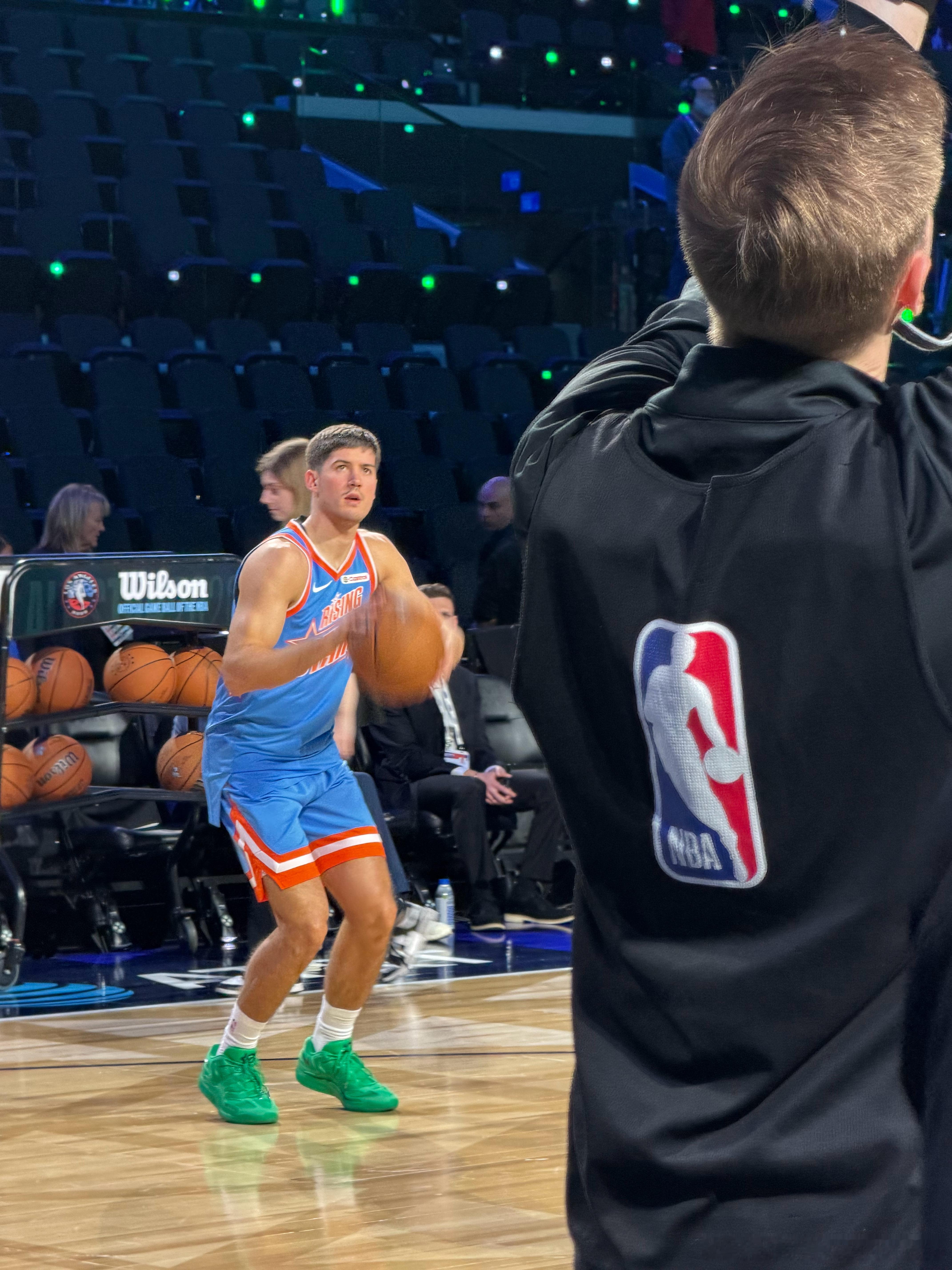 小谢是MELO队第二个出来热身的球员2026nba全明星