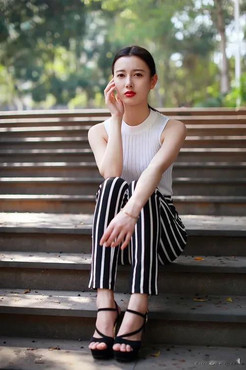 今天心情不怎么好。星期一同事和我说，领导让卖二，三楼的报了。来到值班室一看，柜子