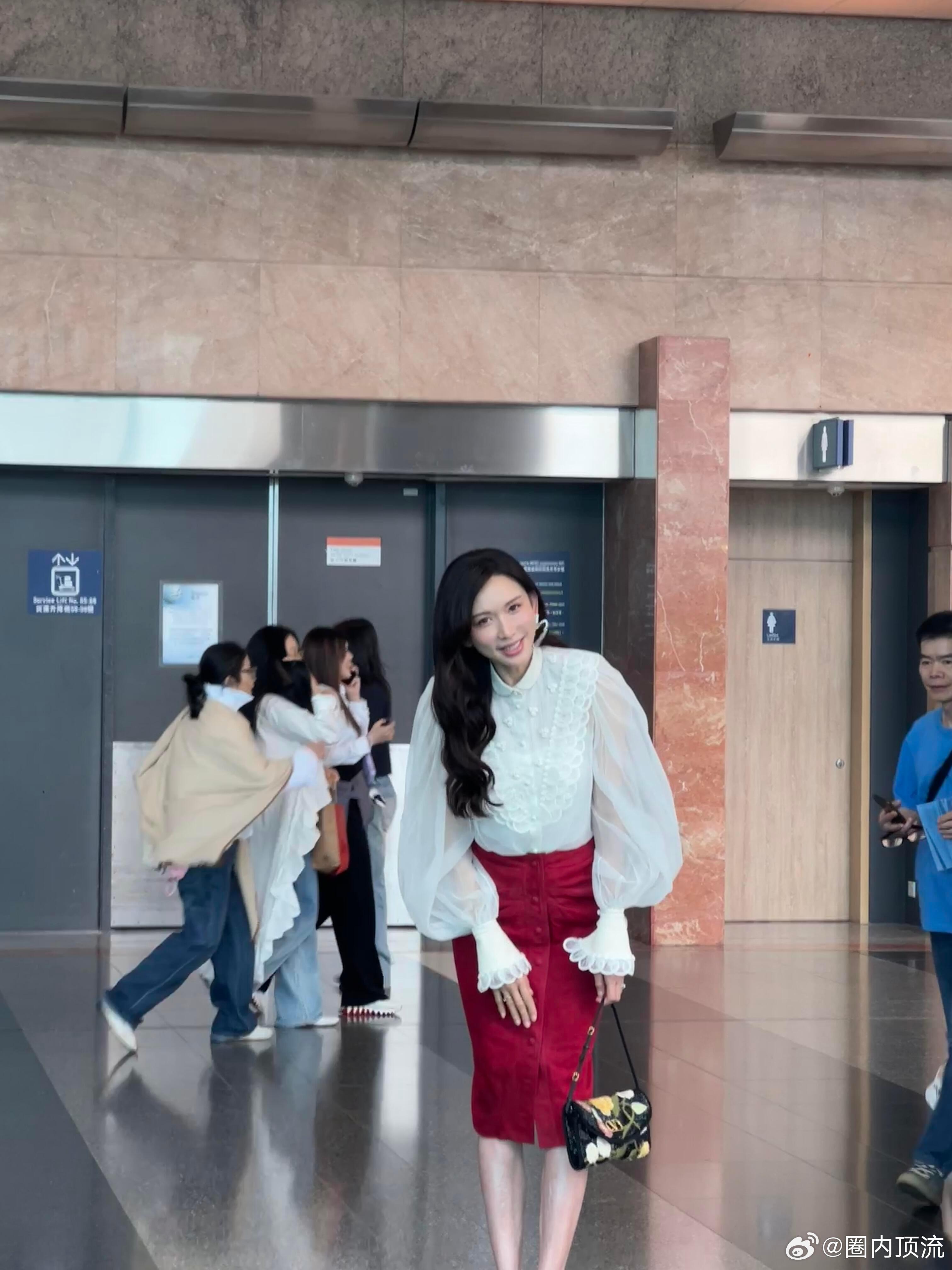 林志玲调侃自己老了聊到跑步歌单，林志玲现场清唱《上海滩》，唱完还可爱自嘲歌太老，