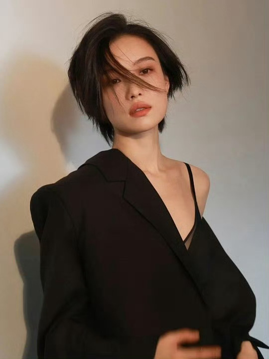 倪妮短发又飒又美倪妮的短发造型，利落又舒展，恰到好处的剪裁勾勒出清晰的下颌线条，