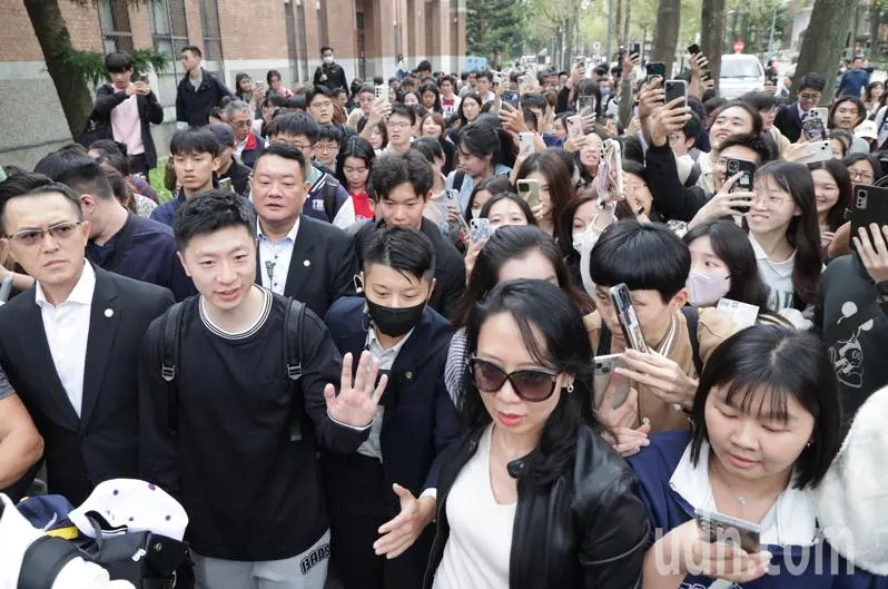 联合新闻 访问团今天到台大参访，逛校园时受到不少学生热情欢迎马龙到访，争先一路跟