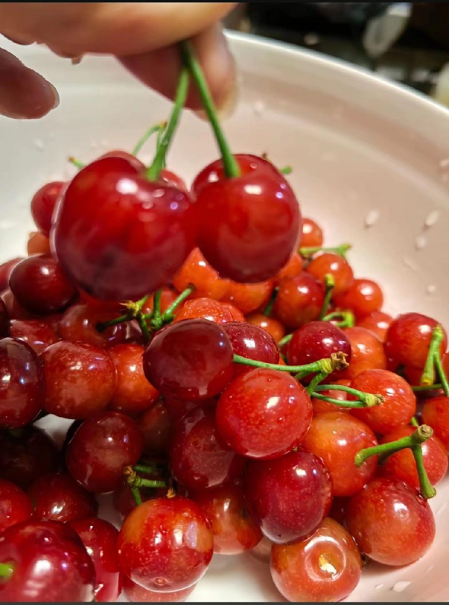 女人一个月最低消费
伙食费：1500元
电话费：50元
化妆品：500元
零食：