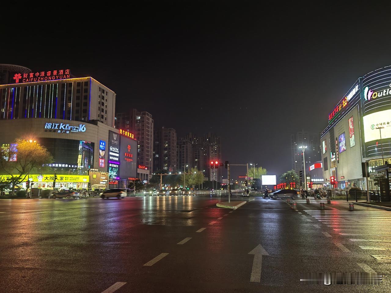 焦作城区很明显的一个区别，就是夜晚灯光亮度差别挺大
像这几年新区发展的比较快，好