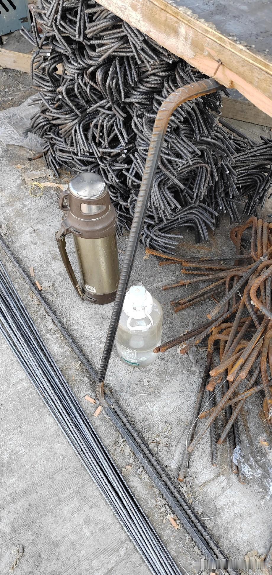 在工地上干活，你可以用自己的茶杯倒同事茶杯里的水喝，觉不能占用别人的茶杯喝水。