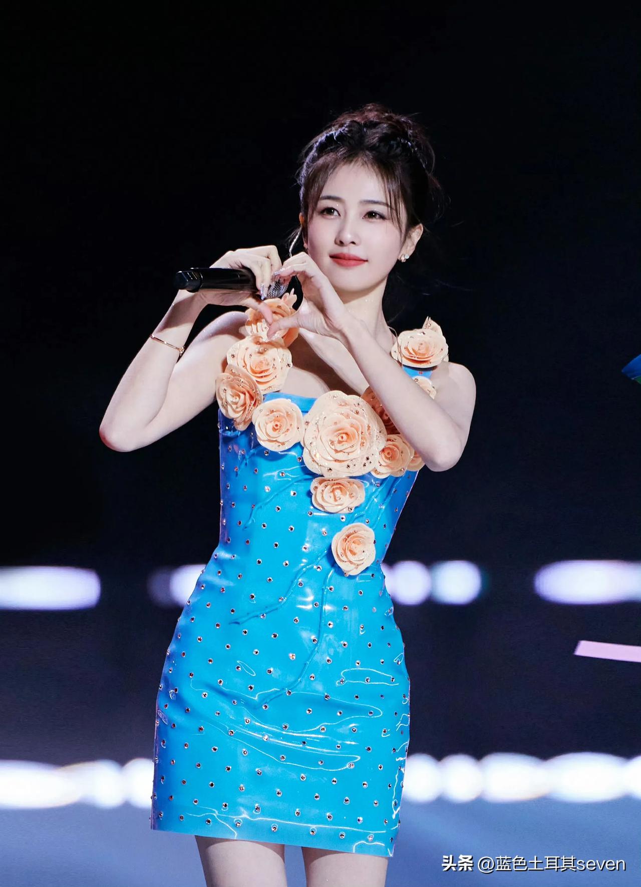 白鹿这衣服上有多少朵花呢？