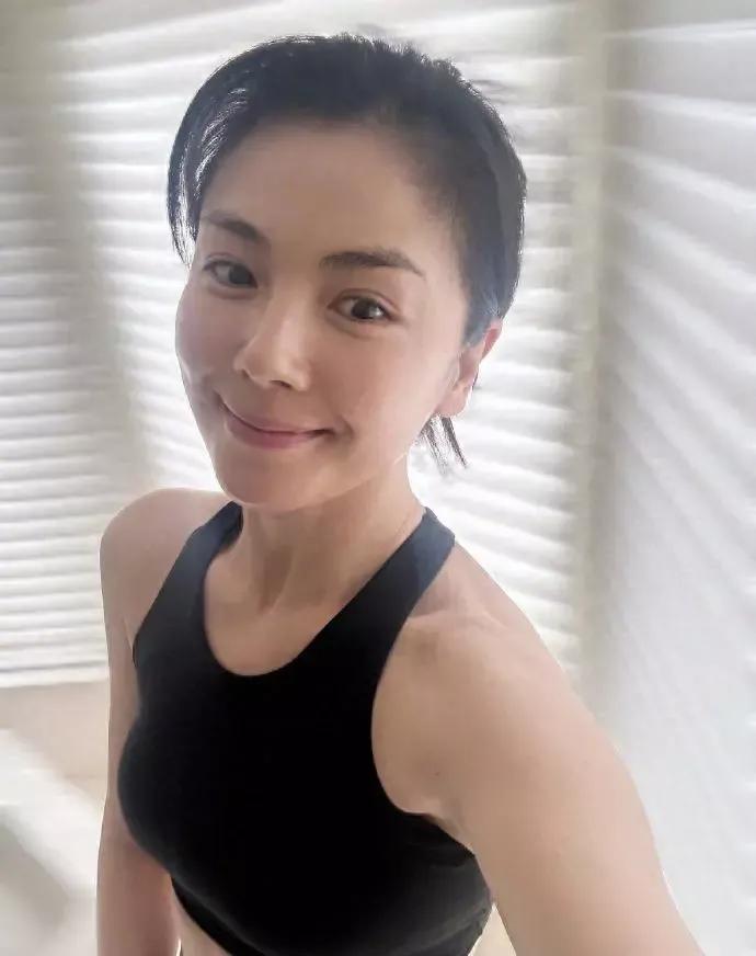 45岁刘涛好自律！晒健身照大秀马甲线，蚂蚁腰蜜桃臀，真是美绝了，完全不输给年轻人