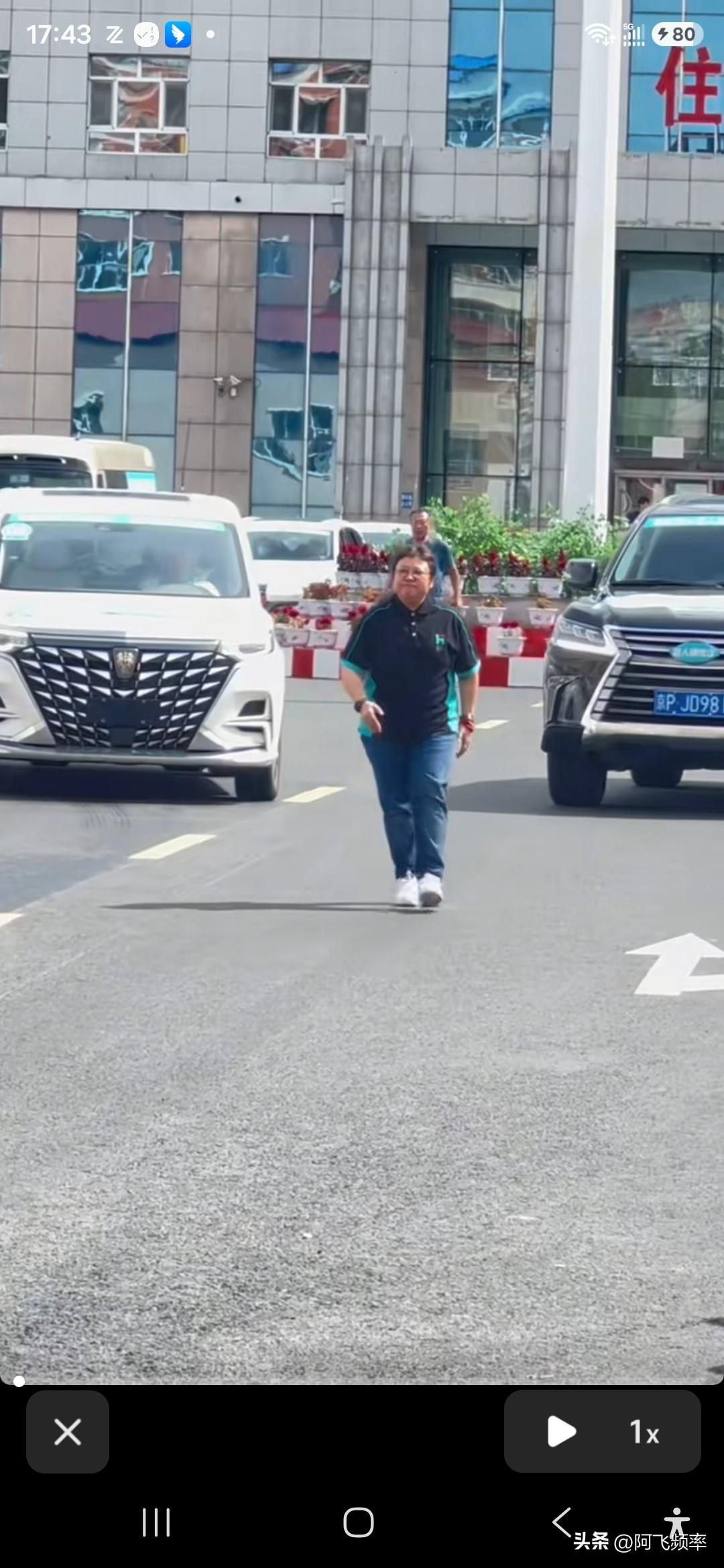 前几年我说韩红开的雷克萨斯570被喷惨了
现在看这个视频真的有意思，特别是旁边的