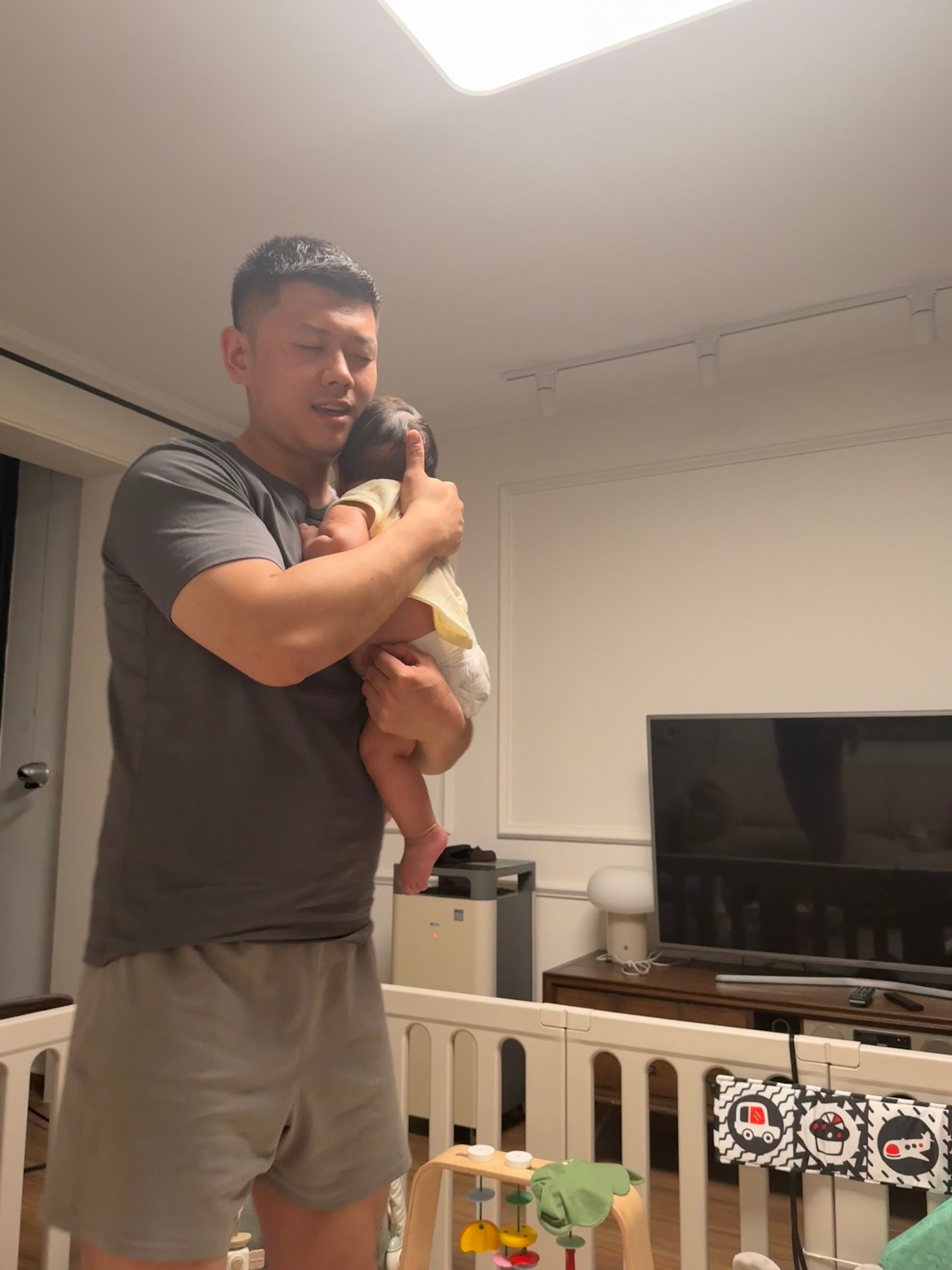 本来想发发今天露营的照片，但此时此刻卢主任正在我面前放着迈克尔杰克逊抱着儿子跳舞