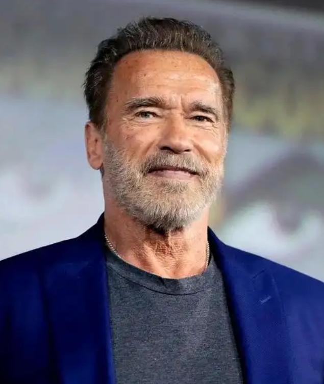 他让女佣怀孕时，妻子正怀着他们的第四个孩子。
两个男孩出生只差五天，在同一个屋檐