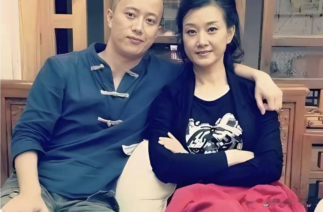 我认为更幸福。宋祖英的弟弟宋祖荣如果小时候的病放到现在，是不会出现意外的。

这