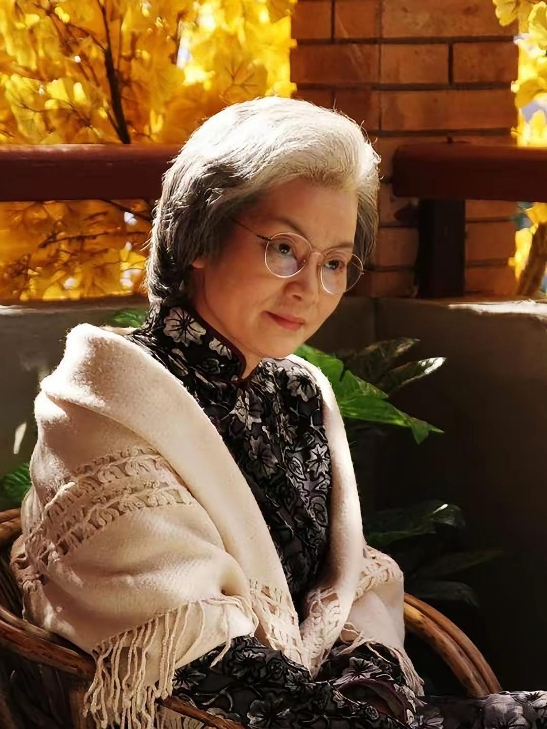 潘虹缓缓说道：“如今我已步入古稀之年，72岁的我，每日在凌晨三四点便需从睡梦中挣