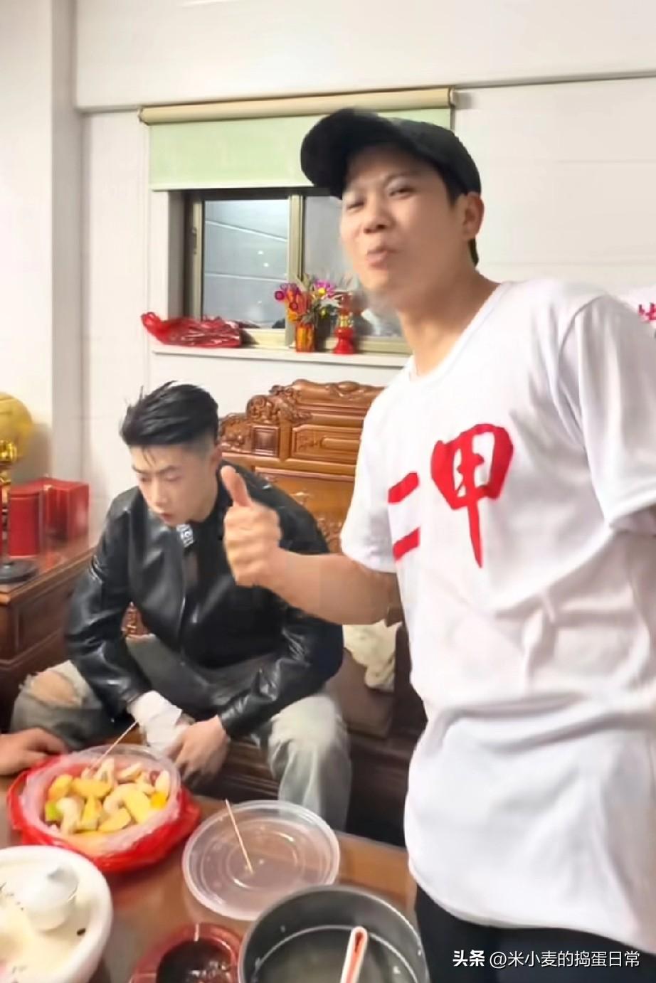 扛下180拳！为了“二甲”这份热闹，我认了
 
谁能想到，穿件“二甲”T恤，我竟