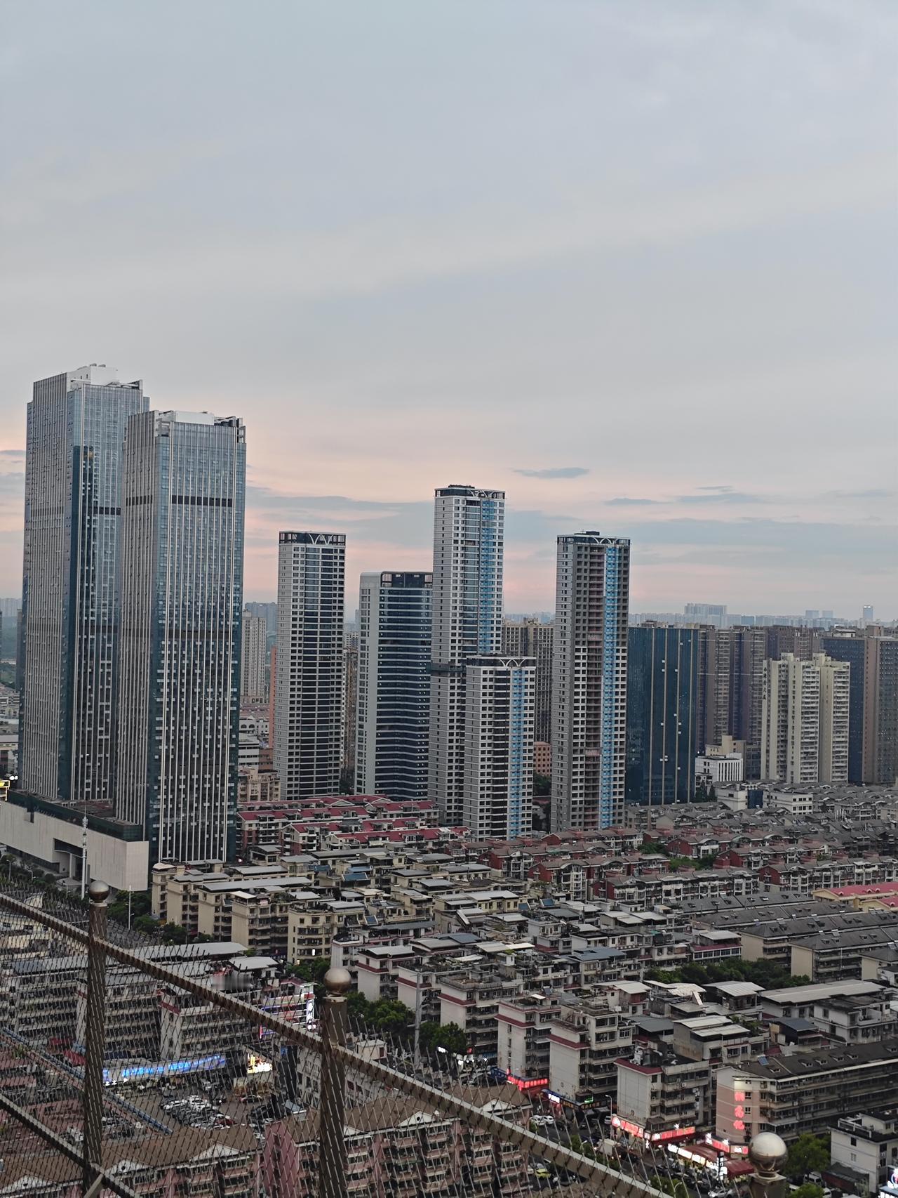 那些年由于种种原因未能转正的民办教师，半生讲台半生冷，不是他们没坚持，也不是他们