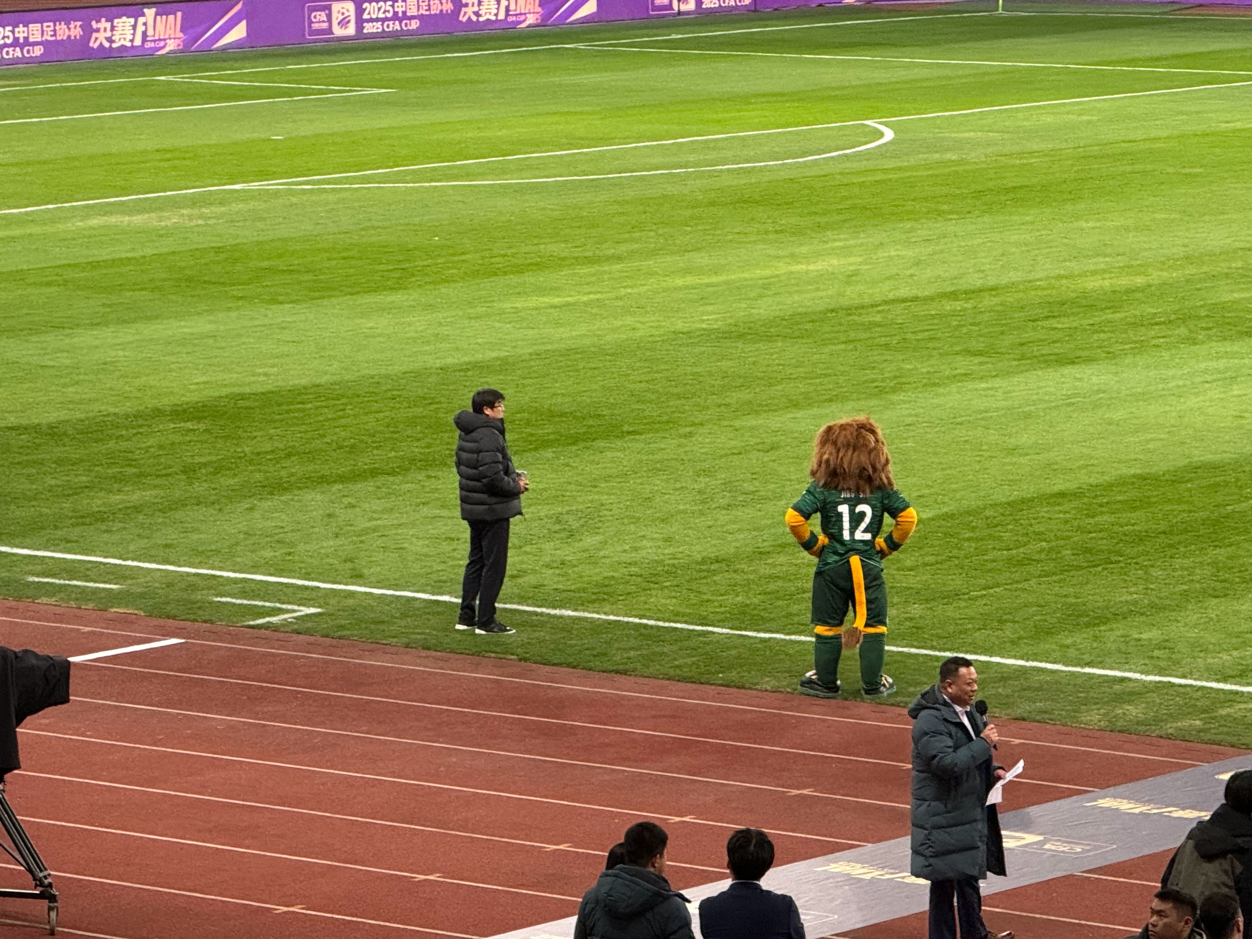 国安俱乐部总经理李明早早来到了场内，在替补席前站了挺长时间。