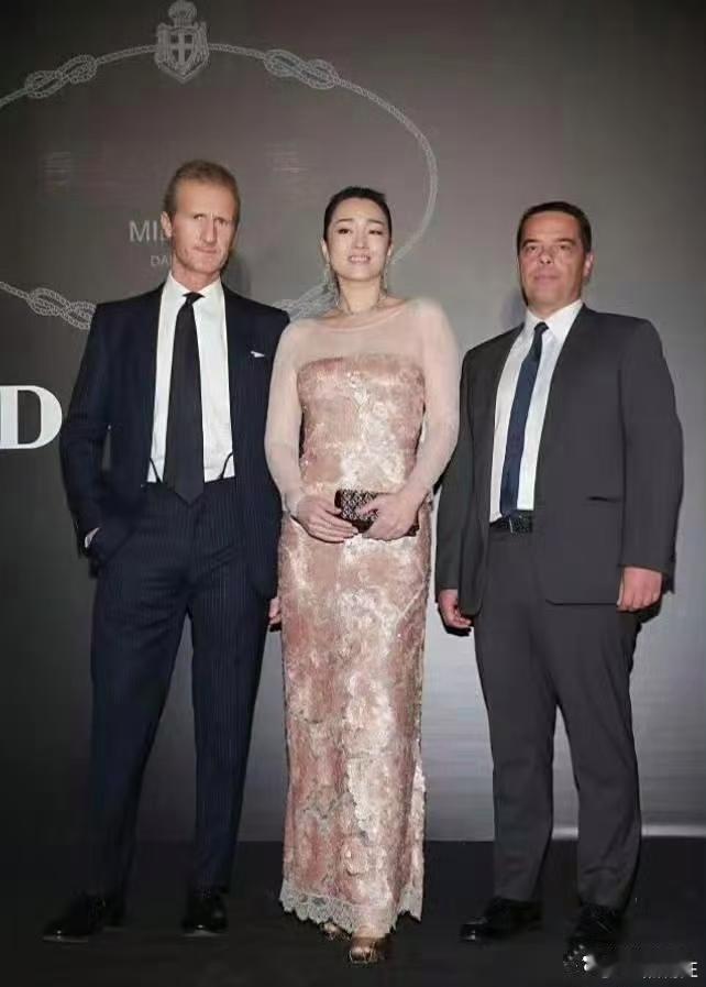 巩俐那才是真的肥而不腻，穿亮片紧身裙秀出S曲线，这富态劲儿绝了！人家可不是一般的