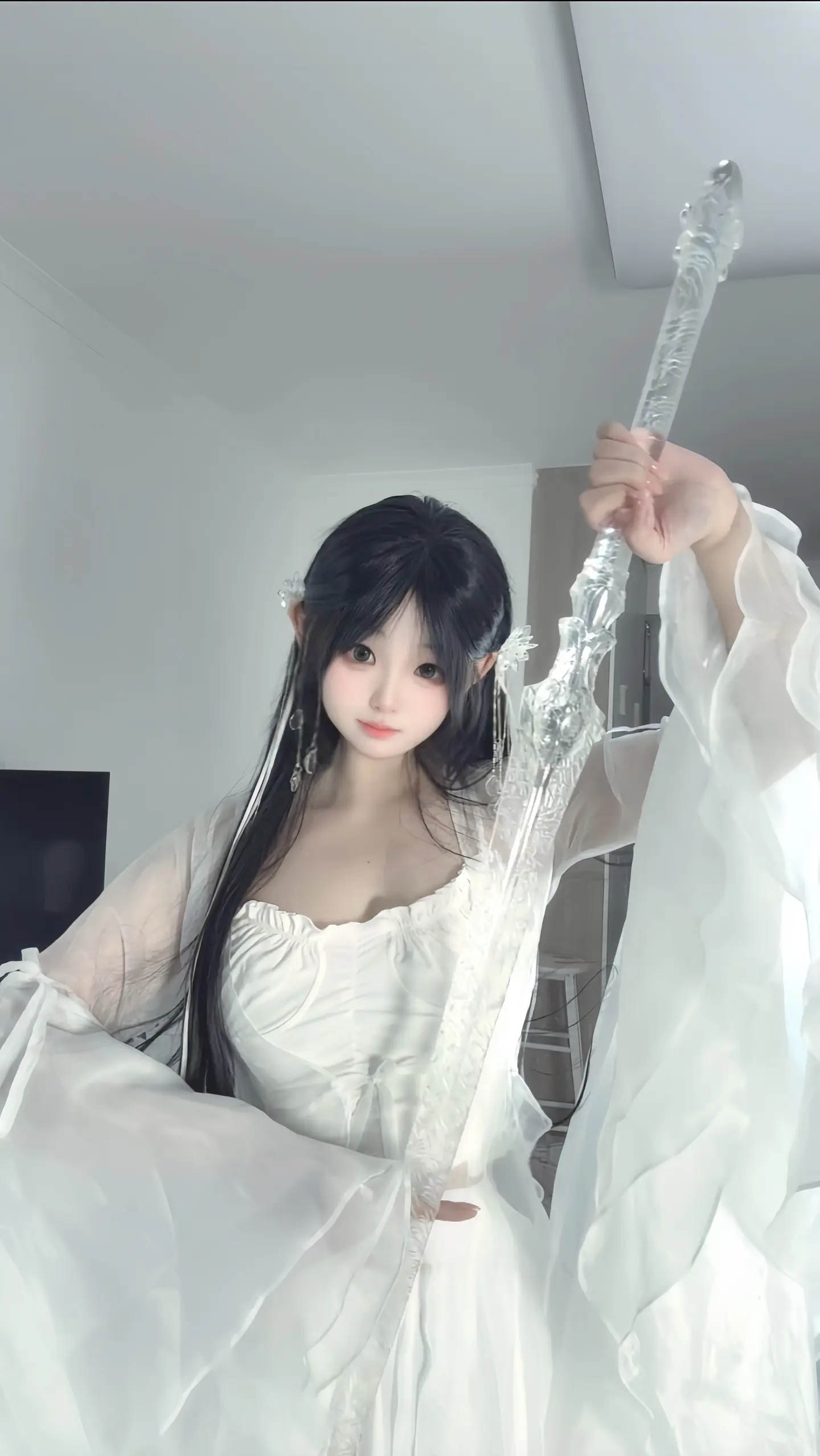 剑意凌霜千仞雪，回袖犹怜落花风。