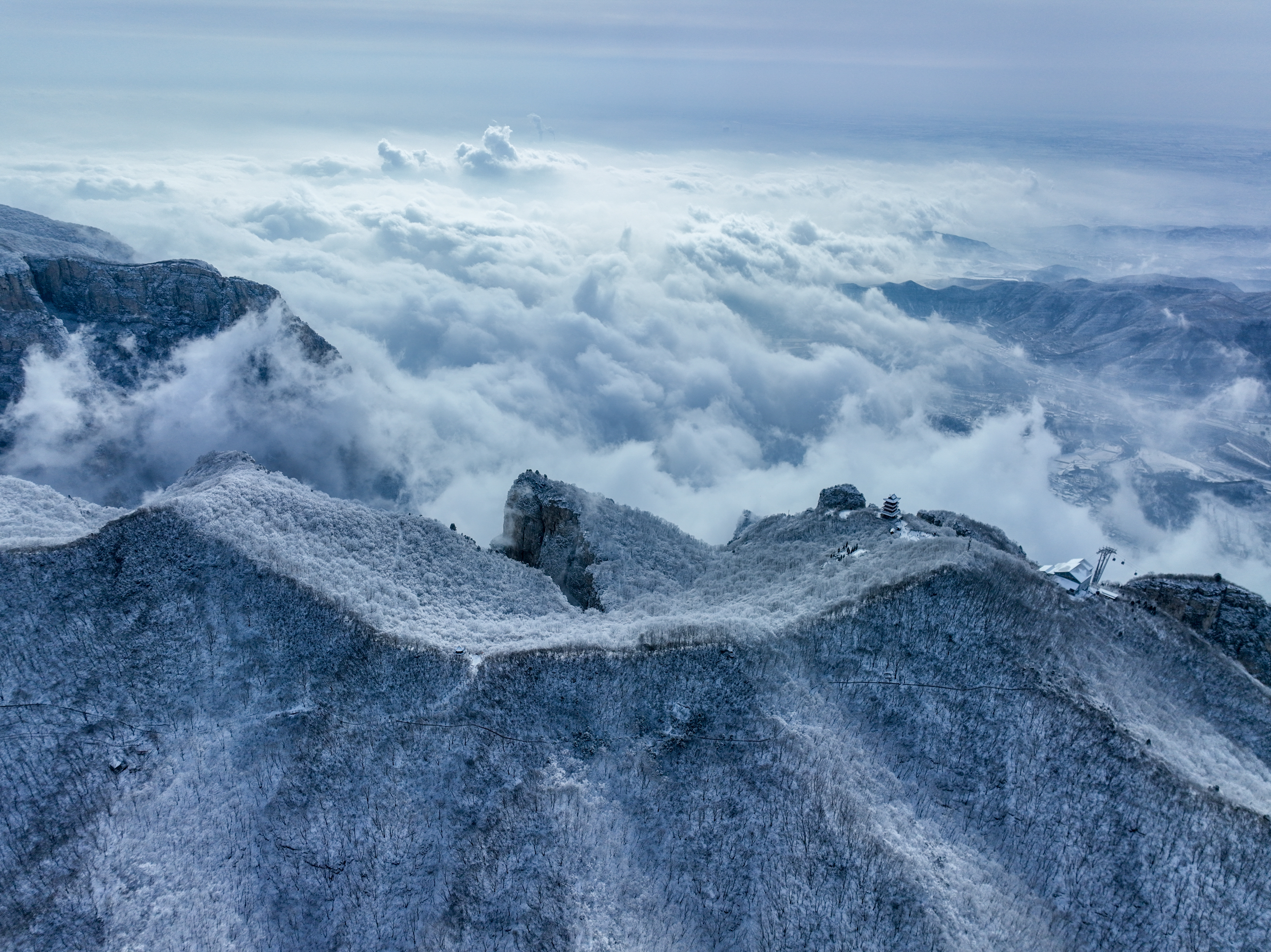 #2024云台山第一场雪# 雪山、雾凇、云海……一场雪将云台山再次装扮！白雪公主