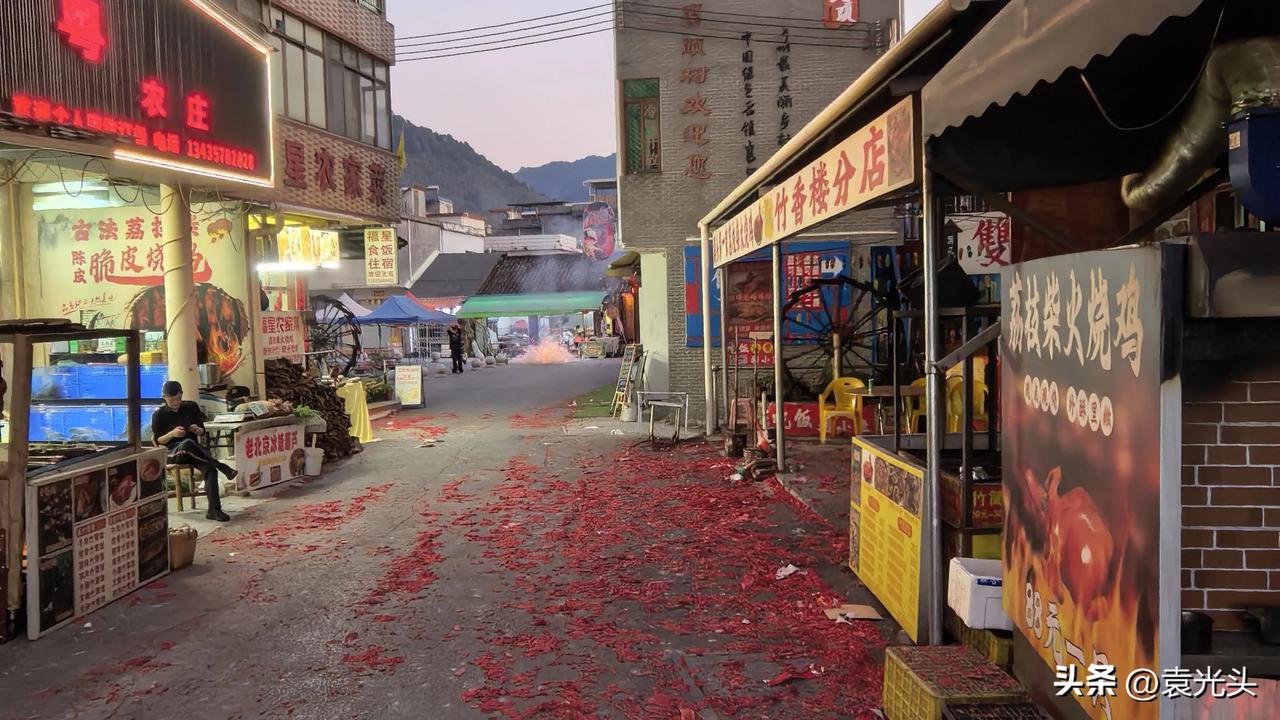 帮我点评
以前禁止的原因是安全和环保。
现在有些地方已经放开了，可以燃放，但会附