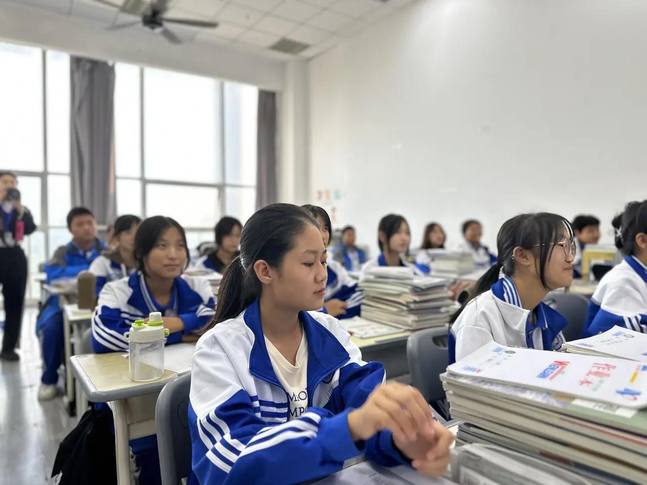 没摇进民办、就近上公办初中，过来人说几句实在话，利弊都讲透，家长心里更有数。
 