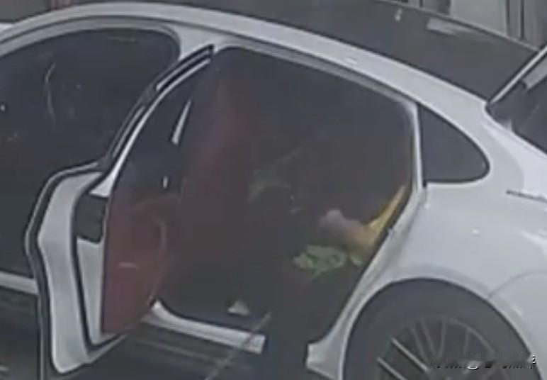小学生都知道弄坏了别人的东西要赔偿，可一个小小的洗车行的洗车工，摔坏了别人价值万
