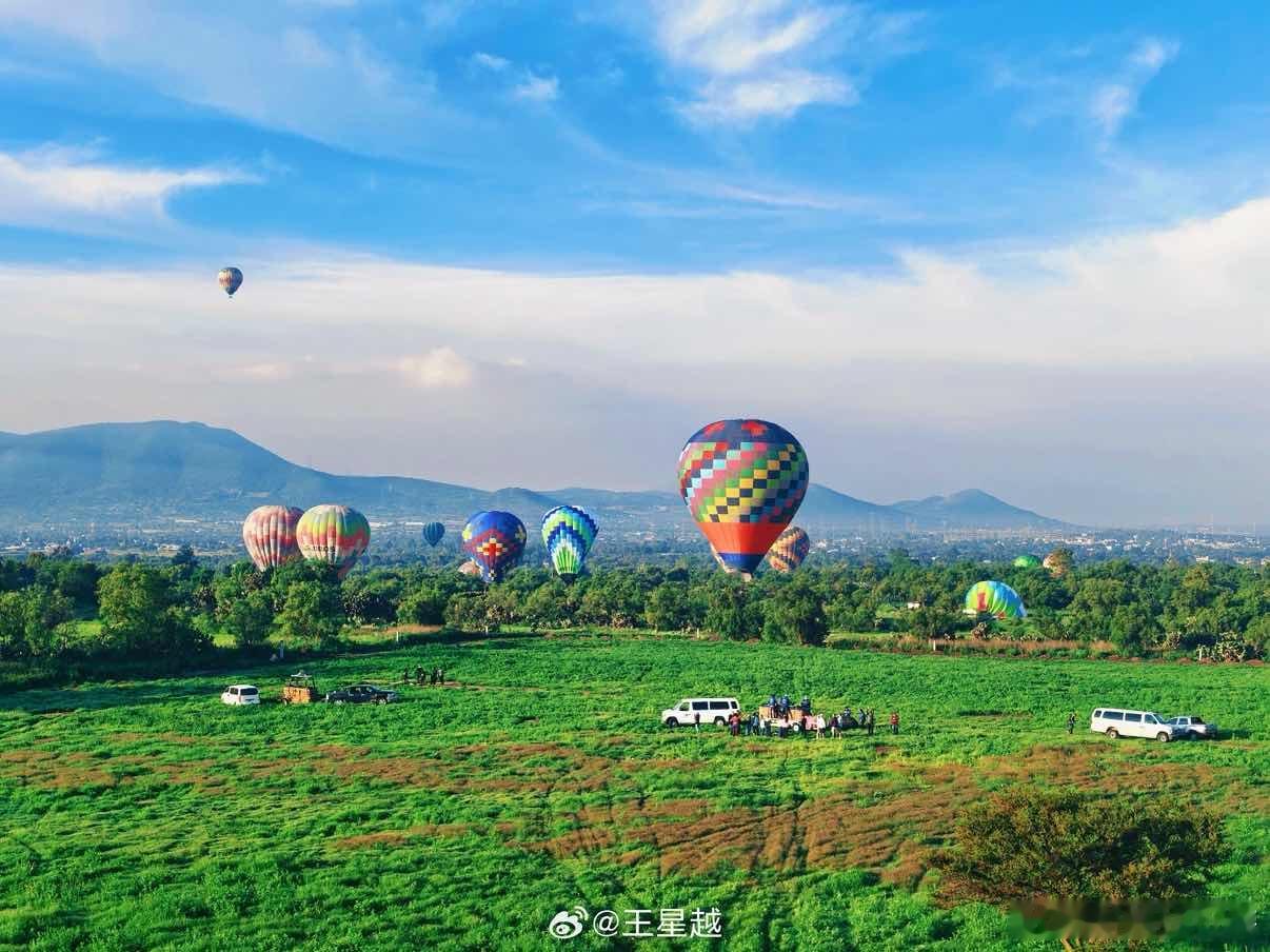 王星越晒七福飞行版花儿与少年 一张合照开启整段跨国旅行，机舱内大家同框出镜，怀揣