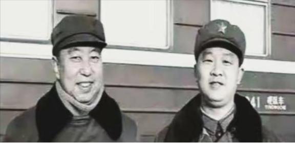 1981年，华国锋退下来了。组织部门的人专门找到他的秘书曹万贵，桌上摊开几份调令