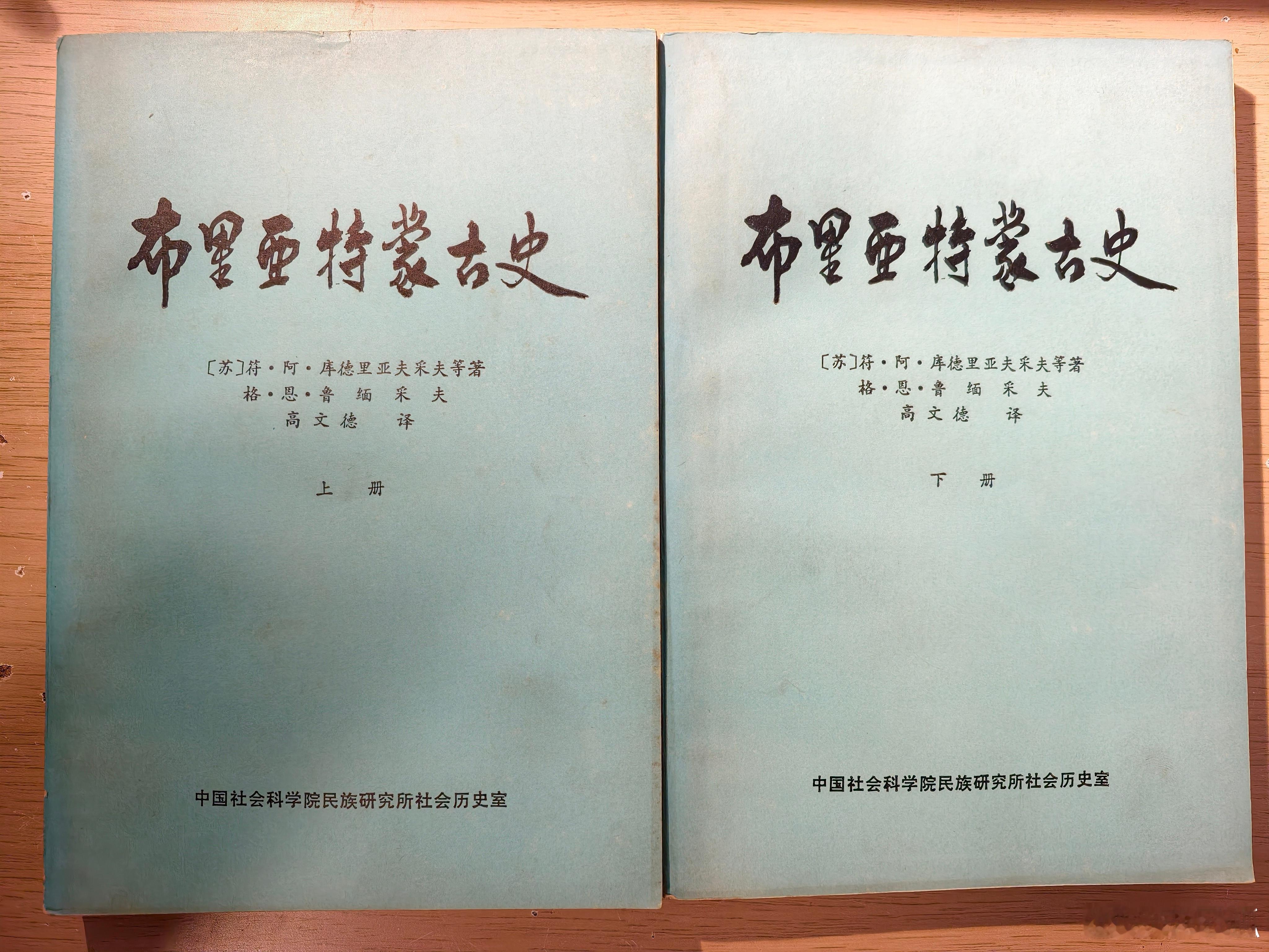 今年去了两次贝加尔湖，又造访了布里亚特共和国，在萨满岩眺望落日，在阿金斯克的马头