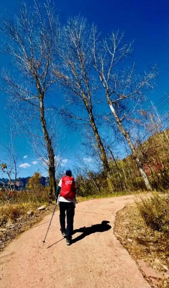 小伙从上海徒步1400公里回湖北恩施 最近，一个 95 后小伙火了，他从上海徒步