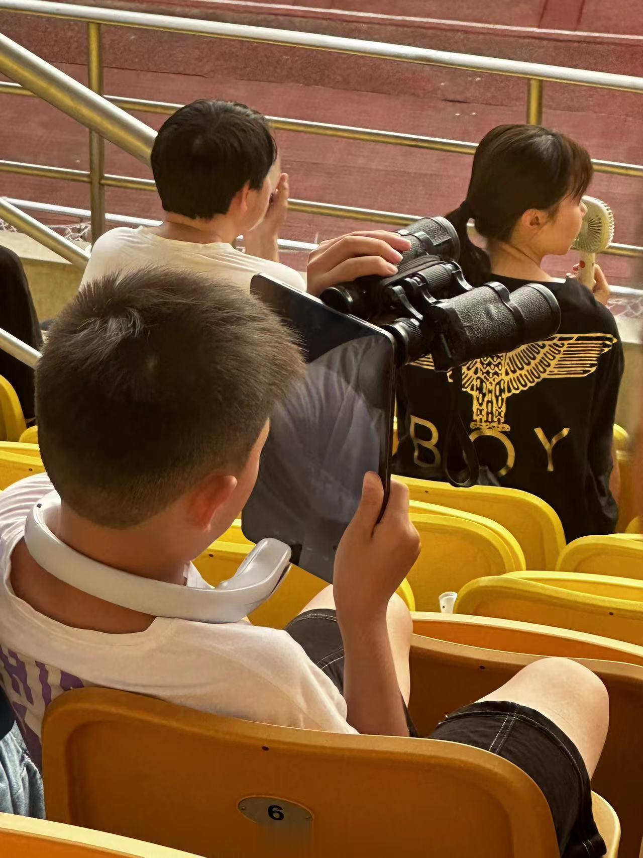 小伙伴在蔡依林武汉演唱会看到的一位小哥，这装备厉害了[偷笑]